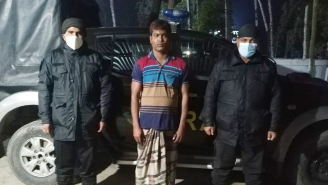 সাতক্ষীরায় ১শ’ পিচ ইয়াবাসহ এক মাদক ব্যবসায়ি আটক