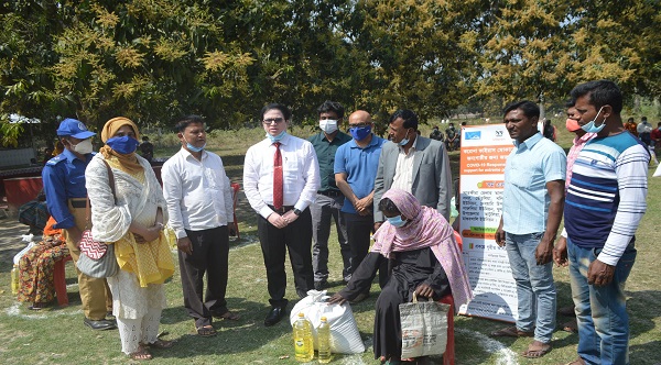 তালায় প্রান্তিক জনগোষ্ঠীর মাঝে উত্তরণের ত্রাণ সহায়তা