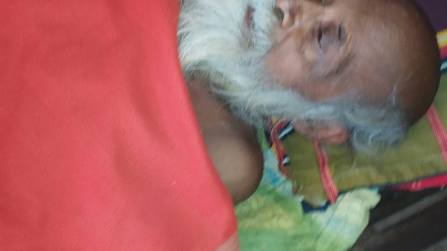 চিতলমারীতে বৃদ্ধ পিতাকে রাস্তায় ফেলে গেলেন সন্তান