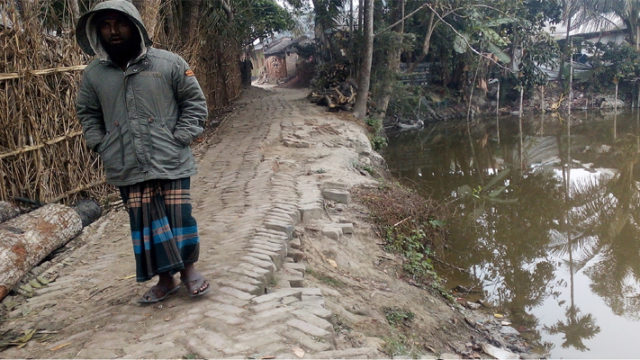 চুকনগরে ৩৬ বছরেও সংস্কার হয়নি পশ্চিমপাড়ার রাস্তা