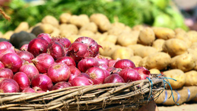 দাম বেড়েছে পেঁয়াজ-আলুর