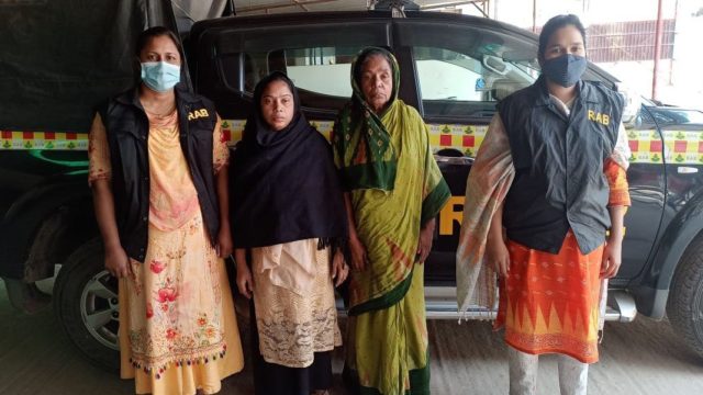 রাজধানীতে ৪ কেজি গাঁজাসহ দুই নারী মাদক ব্যবসায়ী আটক