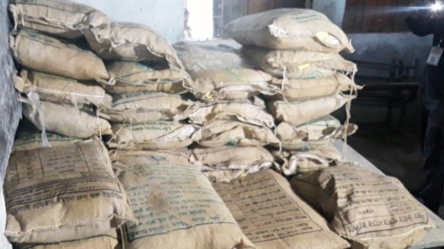 সরকারি স্কুলের কক্ষ থেকে মিলল ত্রাণসামগী ও কম্বল