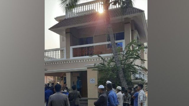 অবরুদ্ধ স্বাস্থ্যসচিব, মারধর করে পুকুরে ফেলা হলো এসিল্যান্ডকে