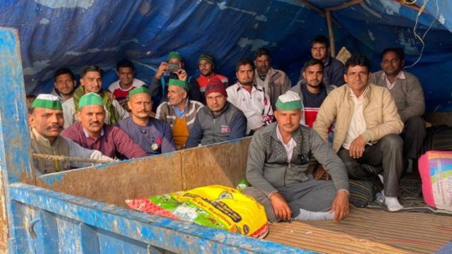 পথেই যেভাবে সব কাজ সারছেন ভারতের কৃষকরা (ভিডিও)