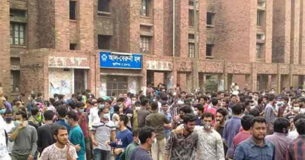 তালা ভেঙে হলে ঢুকছে জাবি শিক্ষার্থীরা