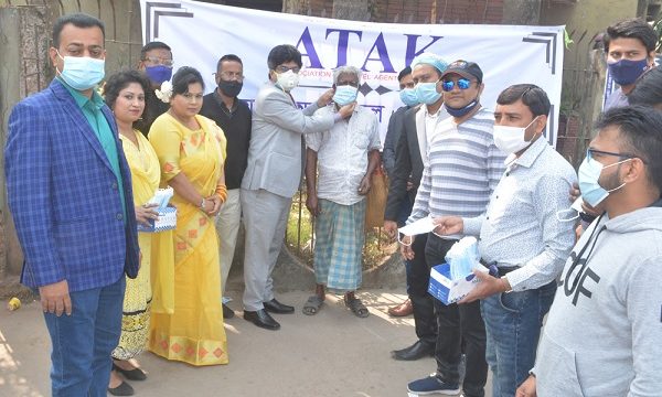 করোনা মোকাবেলায় ‘আটাক’ এর উদ্যোগে মাস্ক বিতরণ