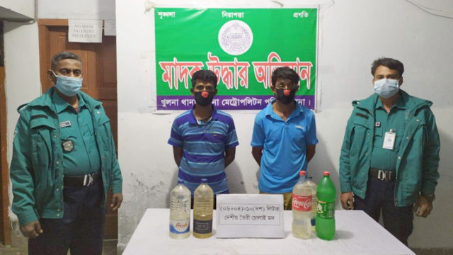 কেএমপি’র অভিযানে চোলাই মদ ও গাঁজাসহ আটক ৩