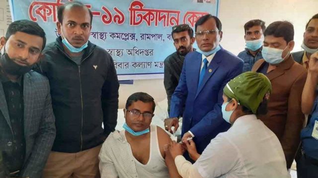 রামপালে প্রথম করোনা টিকা নিলেন ইউএনও সাধন কুমার বিশ্বাস
