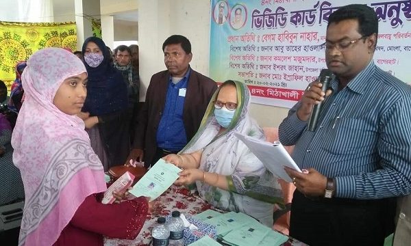 মোংলায় ৬২০ টি পরিবারের মধ্যে উপমন্ত্রীর ভিজিডি কার্ড বিতরণ
