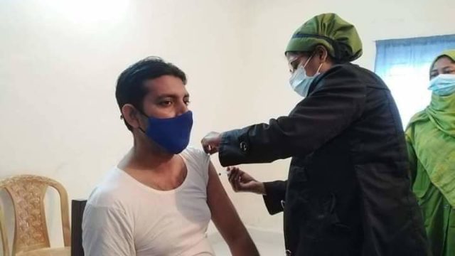 দিঘলিয়ায় করোনার টিকা নিলেন ইউএনও