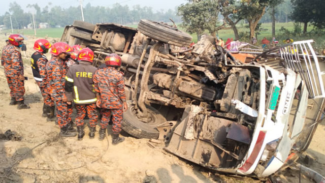 সিরাজগঞ্জে বাস-ট্রাক মুখোমুখি সংঘর্ষে নিহত ৫