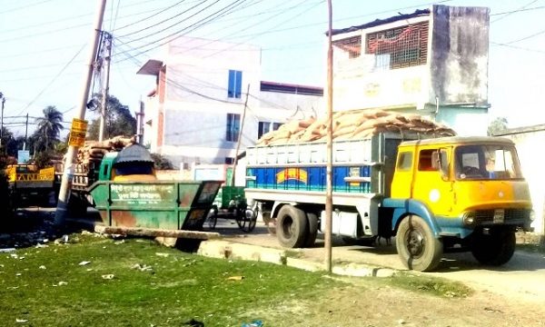 দৌলতপুরে সংযোগ সড়কে ভারী যানবহন চলাচলে রাস্তা-ড্রেন হুমকির মুখে