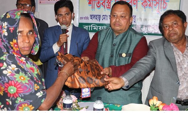 কয়রার এমপি বাবুর শীতবস্ত্র বিতরণ