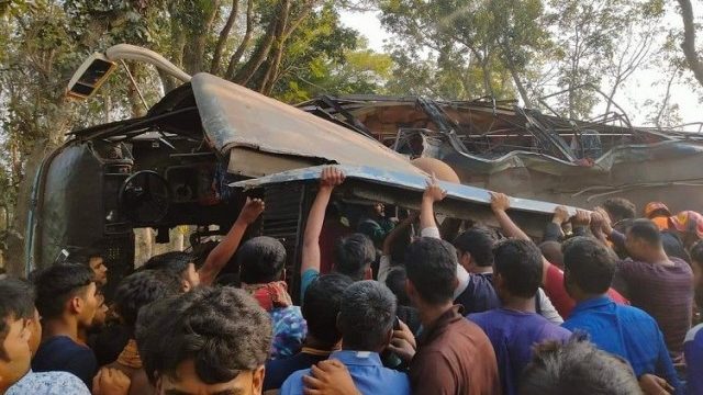 ঝিনাইদহে বাস-ট্রাক সংঘর্ষে নিহত ১০