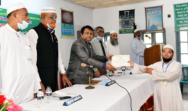 ইমাম প্রশিক্ষণ একাডেমীতে ইমামদের মাঝে সনদপত্র বিতরণ