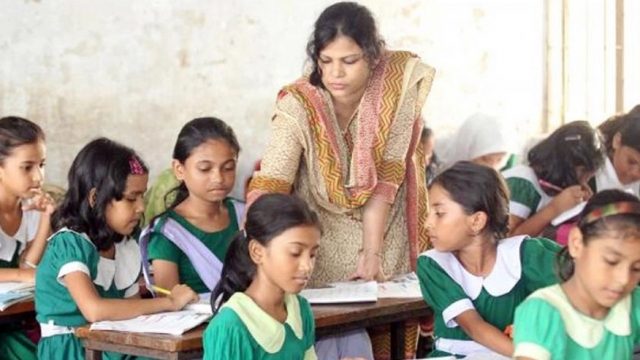 বেতন বন্ধ হচ্ছে প্রাথমিকের ৯০ হাজার শিক্ষকের