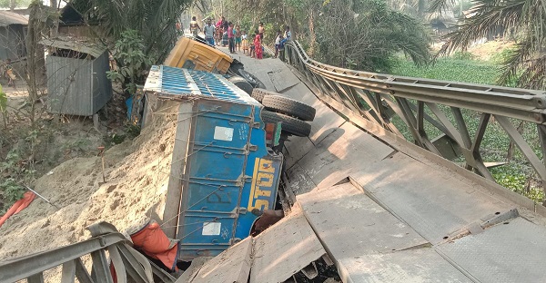 ব্রিজ ভেঙ্গে বালু বোঝাই ট্রাক খালে