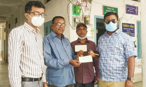 পাইকগাছায় দক্ষতা ও কর্মতৎপরতায় জেলার শ্রেষ্ঠ দু’চেয়ারম্যান হিসেবে পুরস্কার পেলেন কওসার ও রিপন