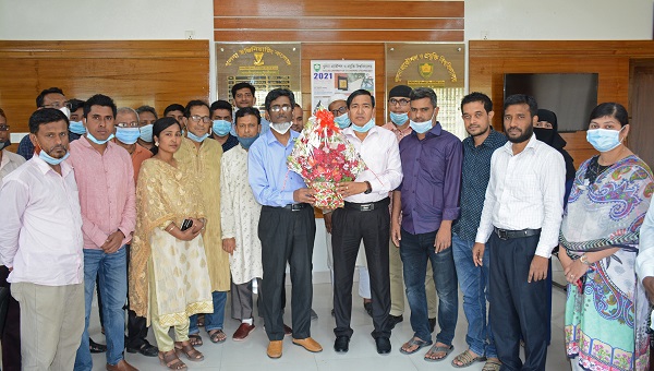 কুয়েটের ভাইস-চ্যান্সেলরকে রেজিস্ট্রারের পক্ষ থেকে শুভেচ্ছা প্রদান