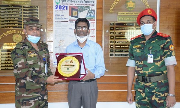 কুয়েট ভাইস-চ্যান্সেলর মহোদয়ের সাথে বিএনসিসি কমান্ডার এর সৌজন্য সাক্ষাৎ