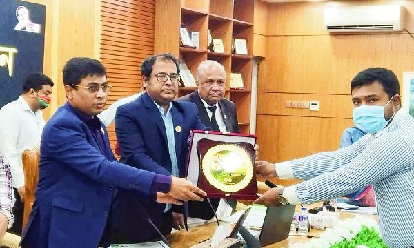 ডিজিটাল ভূমি ব্যবস্থাপনায় বিশেষ অবদানে ক্রেস্ট ও সম্মাননার ভূষিত হলেন পাইকগাছার ইউএনও