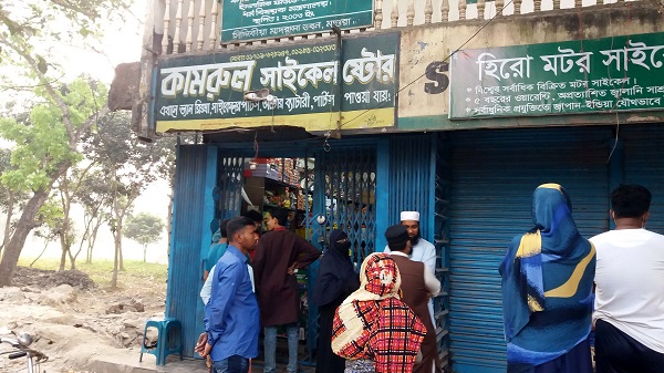 মাগুরায় জেলা প্রশাসকের কার্যালয় সংলগ্ন মার্কেটে নৈশ প্রহরীকে হাত-পা বেঁধে ডাকাতির চেষ্টা