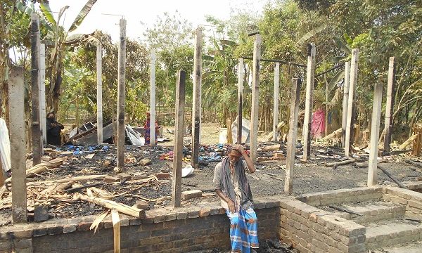 মাগুরায় আগুনে পুড়ে গেল প্রতিবন্ধী আক্কাস আলীর ৫টি ঘর
