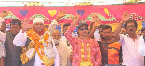 নৌকার প্রার্থী সামাদ গাজী কয়রার বাগালী পৌছালে জনতার ঢল নামে