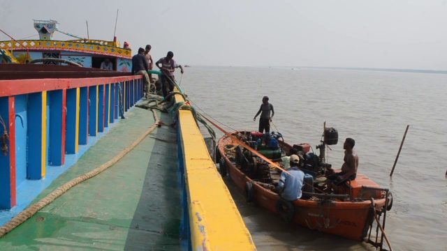 ৮ দিন পর মোংলা বন্দরে ডুবন্ত কার্গো জাহাজের কয়লা উত্তোলণের কাজ শুরু 