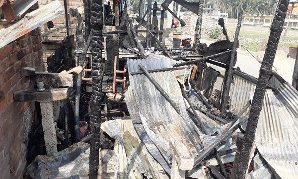 সাতক্ষীরার কলারোয়ায় অগ্নিকান্ডে ৩টি দোকানসহ ১টি বাড়ি’র ব্যাপক ক্ষয়ক্ষতি