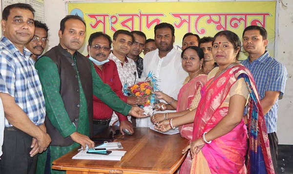 তালা প্রেসক্লাবের সাধারণ সম্পাদককে নব-গঠিত প্রাথমিক শিক্ষক সমাজের ফুলের শুভেচ্ছা