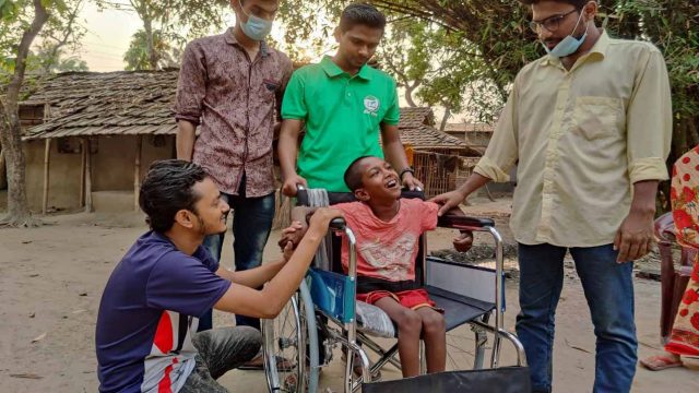 তালায় প্রতিবন্ধী আপনের পাশে দাঁড়ালো গ্রীন ম্যান