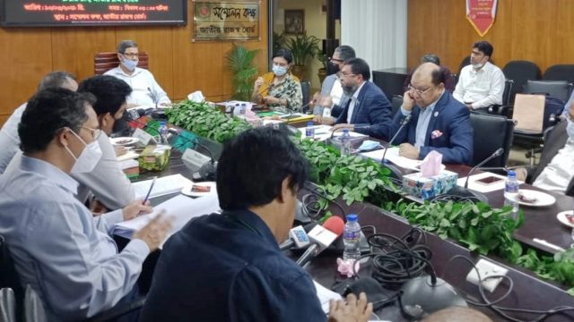 পোশাক খাতের উৎসে কর কমানোর দাবি