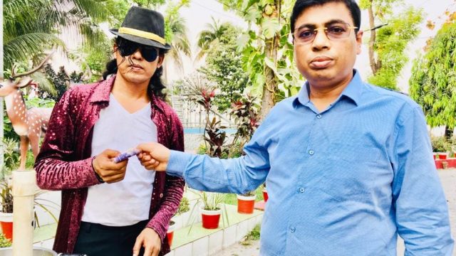 নগদ অর্থ দিয়ে জ্যাকসন বিল্লাল এর পাশে জেলা প্রশাসক হেলাল