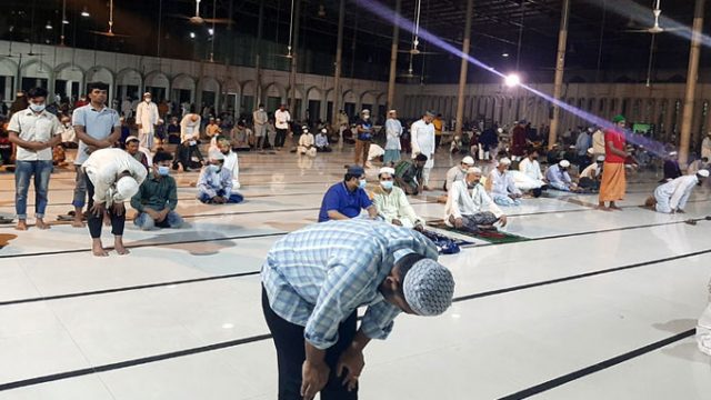 এবাদত ব‌ন্দে‌গি‌তে পালিত হ‌চ্ছে প‌বিত্র শ‌বে বরা‌ত