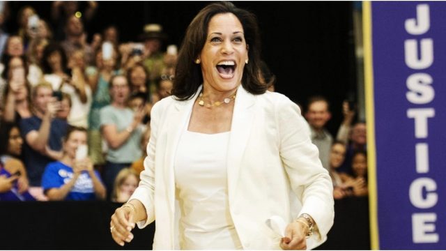 যুক্তরাষ্ট্রের পরবর্তী প্রেসিডেন্ট হওয়ার দৌড়ে এগিয়ে কমলা