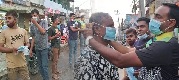 করোনা প্রতিরোধে খালিশপুরে মাস্ক বিতরণ