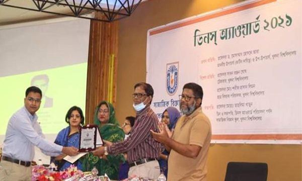 মেধার স্বীকৃতিস্বরূপ খুবির ১৩ শিক্ষার্থী পেলেন ডিনস্ অ্যাওয়ার্ড