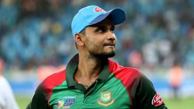 দীর্ঘদিন আন্তর্জাতিক ক্রিকেটের বাইরে আছেন মাশরাফি বিন মুর্তজা। বাংলাদেশ দলের হয়ে সর্বশেষ আন্তর্জাতিক ম্যাচ খেলেছেন এক বছর আগে। মাঝে বঙ্গবন্ধু টি-টোয়েন্টি কাপে অংশ নিলেও আবার ক্রিকেটের বাইরে আছেন তিনি। অবসর না নিয়ে ধরে রেখেছেন ক্রিকেটার সত্ত্বা। খেলা চালিয়ে যাওয়ার বিষয়ে কী পরিকল্পনা তার?   শুক্রবার (৫ মার্চ) ঢাকা বিশ্ববিদ্যালয় মাঠে হয়ে যাওয়া ‘মুজিববর্ষ অমর একুশে ক্রিকেট টুর্নামেন্ট- ২০২১’ এর ফাইনালে ম্যাচে প্রধান অতিথি হয়ে গিয়েছিলেন মাশরাফি। সেখানে সাংবাদিকদের প্রশ্নের জবাবে টাইগারদের সাবেক অধিনায়ক বলেন, খেলা ছাড়া নিয়ে এখনো কোনও ভাবনা নেই তার।  মাশরাফি বলেন, ‘ঘরোয়া ক্রিকেট তো খেলছিই। করোনার জন্য যেহেতু খেলাধুলা হচ্ছে না, তো সব মিলিয়ে আমার মনে হয় না কারও কাছেই কোনো পরিকল্পনা আছে। বিসিবি থেকে যদি কোনও পরিকল্পনা আসে, তারপর হয়তো ব্যক্তিগতভাবে প্রত্যেকটা খেলোয়াড় দেখেন নিজের মতো করেই প্রস্তুতি নিচ্ছে। আশা করছি সামনে ঘরোয়া ক্রিকেট শুরু হবে, যেহেতু এনসিএল হচ্ছে। তারপর দেখা যাক।’  ২০১৯ ওয়ানডে বিশ্বকাপের আগে গুঞ্জন ছিল, সেই টুর্নামেন্ট খেলেই বাইশ গজের পাট চুকিয়ে দেবেন মাশরাফি। তবে বিদায় বলেননি তিনি। ২০২০ সালের মার্চে ঘরের মাঠে জিম্বাবুয়ে সিরিজেও বিদায়ের ঘোষণা দেননি ৩৮ বছর বয়সী এই ক্রিকেটার। ছেড়েছেন শুধু অধিনায়কত্বের দায়িত্ব।  তারপর বঙ্গবন্ধু টি-টোয়েন্টি কাপের মাঝের দিকে মাঠে নামেন তিনি। সেখানে সফলতাও পান মাশরাফি। দলকে শিরোপা জেতাতে ভূমিকা রাখেন তিনি। তবে ওয়েস্ট ইন্ডিজ ও নিউজিল্যান্ড সিরিজের স্কোয়াডে নাম ওঠেনি তার। চলতি মাসে মাঠে গড়াবে বাংলাদেশ জাতীয় ক্রিকেট লিগ (এনসিএল)। সেখানে কি ফিরবেন তিনি?  মাশরাফির জবাব, ‘না, আমি এখনও চিন্তাভাবনা করিনি। এখনও প্রস্তুতি নেই। তো দেখা যাক। এনসিএল তো ফোর ডে, শুরুর দিকে হয়তোবা চিন্তা নাই, দেখা যাক।’