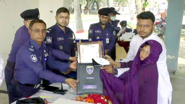 নড়াইলে নিহত পুলিশ পরিবারের মাঝে পুলিশ সুপারের অনুদান