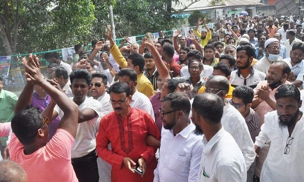 তালায় চুরি ও হুমকি মামলার আসামী আটক