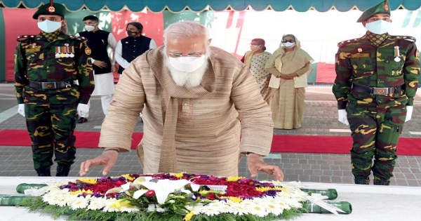 টুঙ্গিপাড়ায় বঙ্গবন্ধুর সমাধিতে নরেন্দ্র মোদির শ্রদ্ধা