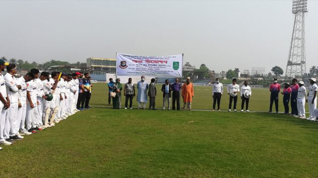 খেলা চলাকালে জানা গেল করোনা পজিটিভ, আইসেলোশনে আম্পায়ার