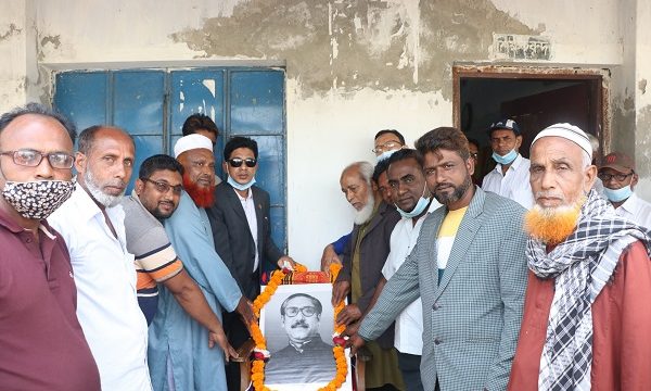 কয়রায় এম এম বামিয়া মাধ্যমিক বিদ্যালয়ের নব গঠিত কমিটির মতবিনিময়