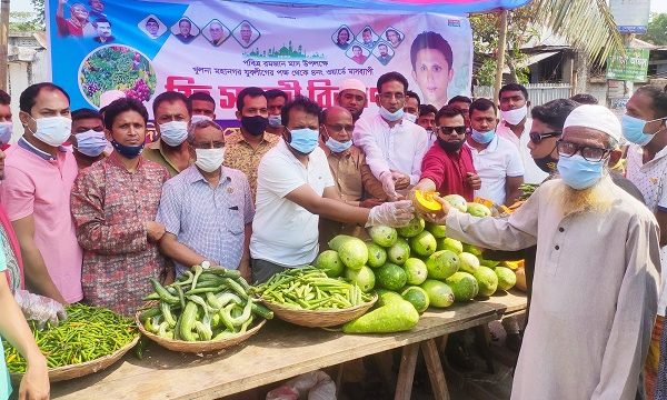 দৌলতপুর দেয়ানায় মধ্যবিত্ত ও দরিদ্র পরিবারের মাঝে মাসব্যাপী ফ্রী সবজি বিতরণ