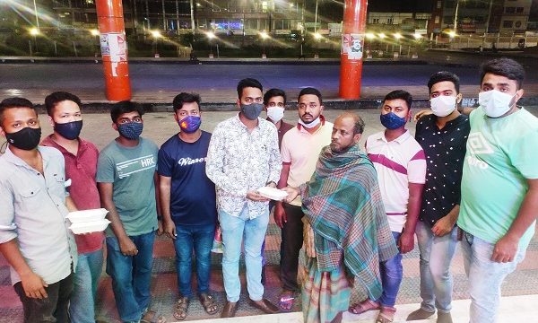 খুলনা জেলা ছাত্রলীগ নেতা পলাশ রায়ের উদ্যোগে অসহায় ও ছিন্নমূল মানুষের মঝে সেহেরী বিতরন