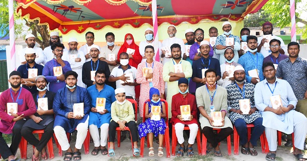 খালিশপুরে বিভিন্ন স্বেচ্ছাসেবা সংগঠনের যৌথ উদ্যোগে বিনামূল্যে কোরআন শরীফ প্রদান