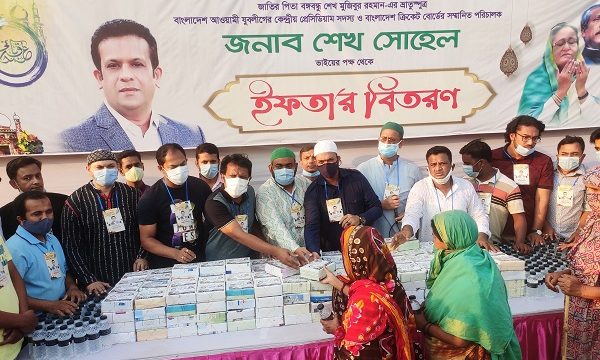 কেন্দ্রীয় যুবলীগ নেতা শেখ সোহেলের উদ্যোগে রোজদারদের মাঝে ইফতার সামগ্রী বিতরণ