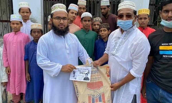 মোরেলগঞ্জে ইমামদের মাঝে ইফতার সামগ্রী দিলেন ছাত্রলীগ নেতা সাইফুল